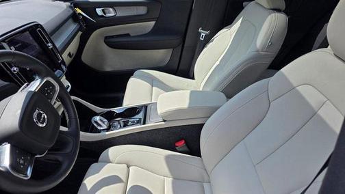 2025 Volvo XC40 B5 Plus Dark Theme