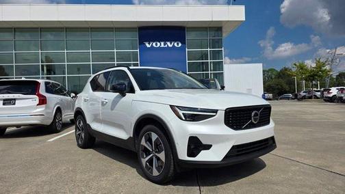 2025 Volvo XC40 B5 Plus Dark Theme
