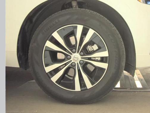 Crystal White 2025 Volvo XC60 B5 Core