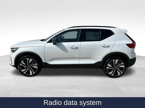 2025 Volvo XC40 B5 Ultra Dark Theme