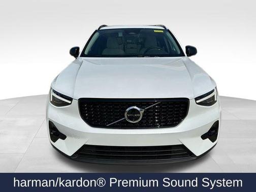 2025 Volvo XC40 B5 Ultra Dark Theme