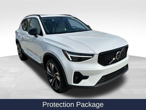 2025 Volvo XC40 B5 Ultra Dark Theme