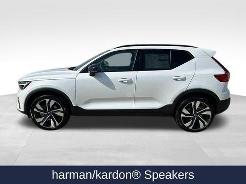 2025 Volvo XC40 B5 Ultra Dark Theme