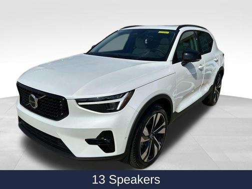 2025 Volvo XC40 B5 Ultra Dark Theme