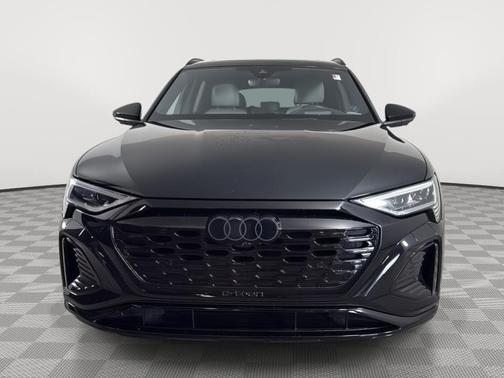 Mythos Black Metallic 2024 Audi Q8 e-tron Prestige