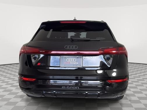 Mythos Black Metallic 2024 Audi Q8 e-tron Prestige