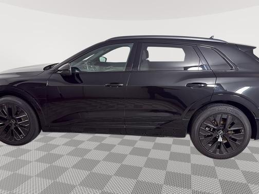 Mythos Black Metallic 2024 Audi Q8 e-tron Prestige
