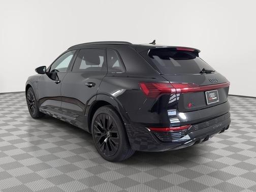 Mythos Black Metallic 2024 Audi Q8 e-tron Prestige