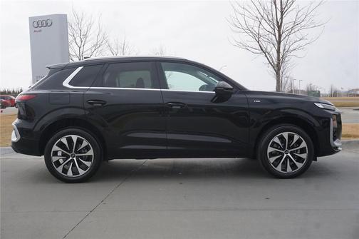 Mythos Black Metallic 2026 Audi Q3 S line