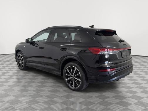 Mythos Black Metallic 2022 Audi e-tron Premium Plus