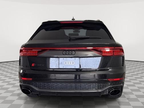 Mythos Black Metallic 2022 Audi RS Q8 4.0T
