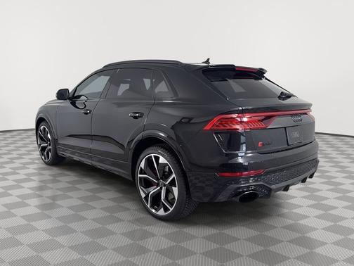 Mythos Black Metallic 2022 Audi RS Q8 4.0T