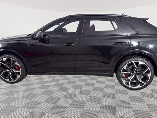 Mythos Black Metallic 2022 Audi RS Q8 4.0T