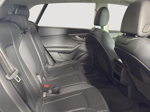 Daytona Gray Pearl Effect 2023 Audi Q8 55 Premium Plus