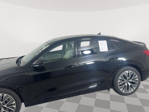 Mythos Black Metallic 2024 Audi Q8 e-tron Premium Plus