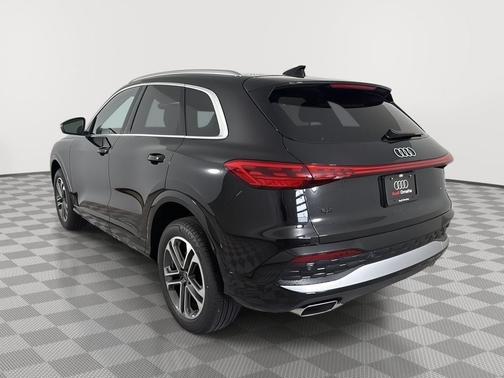 Mythos Black Metallic 2025 Audi Q5 Premium TFSI quattro S tronic