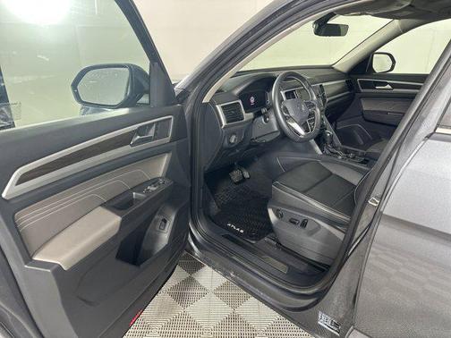 2023 Volkswagen Atlas 3.6L SE w/Technology