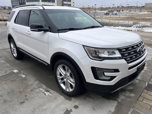 Photo 3 of 25 of 2017 Ford Explorer XLT