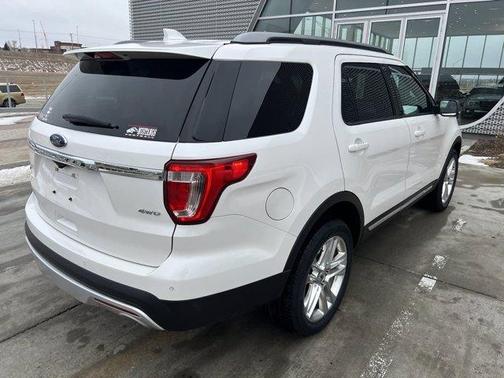 Photo 5 of 25 of 2017 Ford Explorer XLT