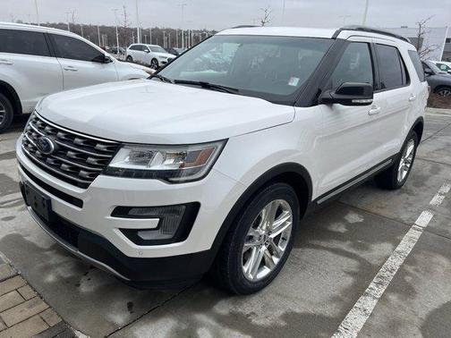 Photo 1 of 25 of 2017 Ford Explorer XLT