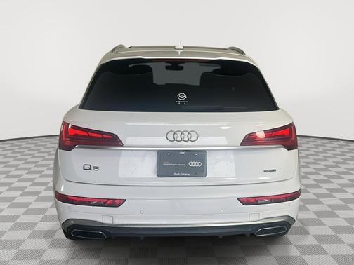 Glacier White Metallic 2023 Audi Q5 45 S line Prestige