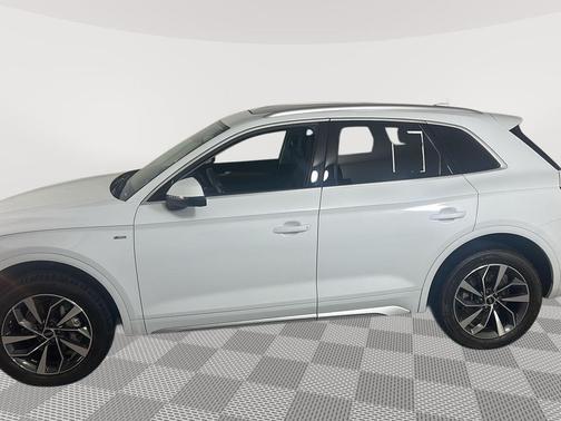 Glacier White Metallic 2023 Audi Q5 45 S line Prestige