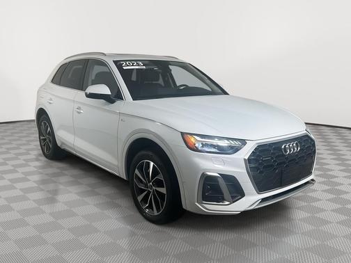 Glacier White Metallic 2023 Audi Q5 45 S line Prestige