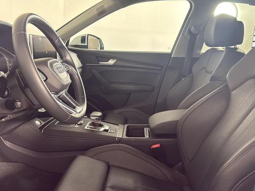 Glacier White Metallic 2019 Audi Q5 2.0T Premium Plus