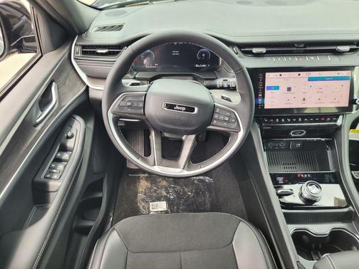 Diamond Black 2026 Jeep Grand Cherokee Laredo