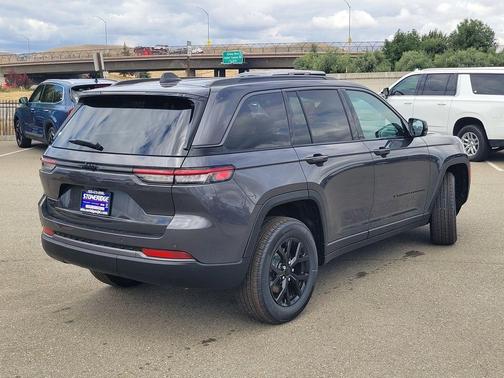 Metallic 2026 Jeep Grand Cherokee Laredo