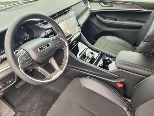 Metallic 2026 Jeep Grand Cherokee Laredo