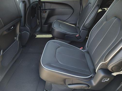 Bright White Clearcoat 2027 Chrysler Pacifica LIMITED