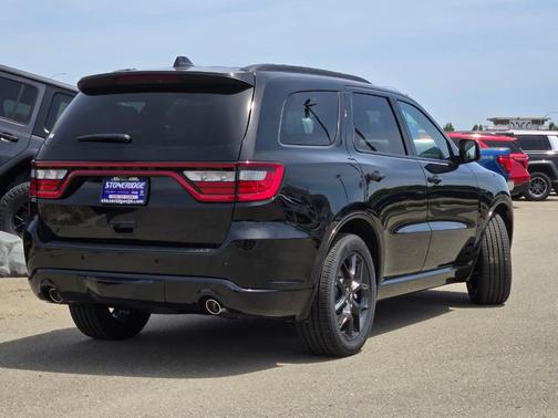 DB Black Crystal Clearcoat 2026 Dodge Durango GT HEMI V8