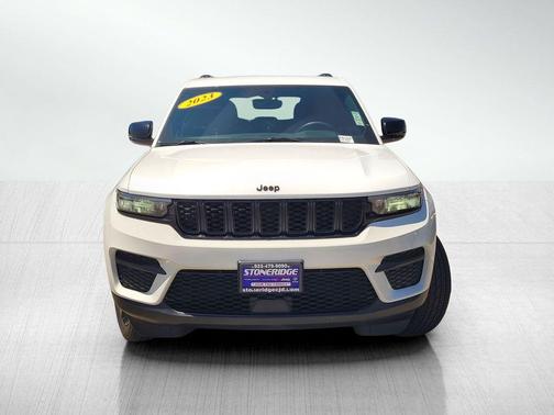 Bright White Clearcoat 2023 Jeep Grand Cherokee Altitude