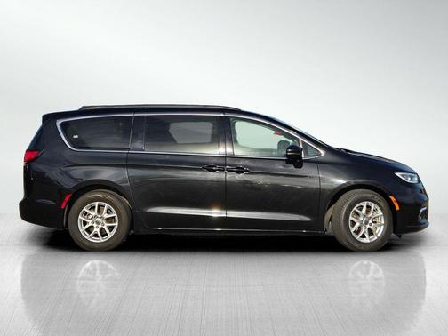 Brilliant Black Crystal Pearlcoat 2022 Chrysler Pacifica Touring-L