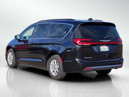 Brilliant Black Crystal Pearlcoat 2022 Chrysler Pacifica Touring-L