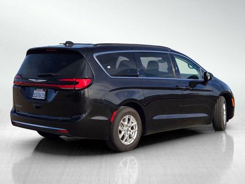 Brilliant Black Crystal Pearlcoat 2022 Chrysler Pacifica Touring-L