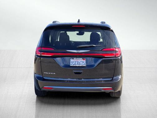 Brilliant Black Crystal Pearlcoat 2022 Chrysler Pacifica Touring-L