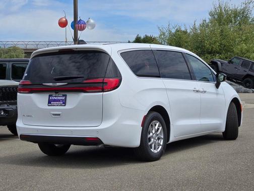 Bright White Clearcoat 2026 Chrysler Pacifica Select