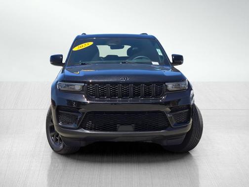 Diamond Black 2025 Jeep Grand Cherokee Laredo