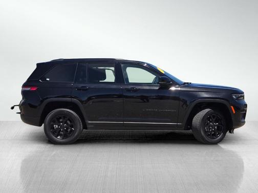Diamond Black 2025 Jeep Grand Cherokee Laredo