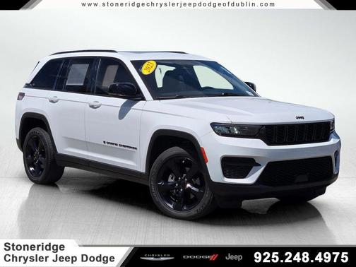 Bright White Clearcoat 2023 Jeep Grand Cherokee Altitude