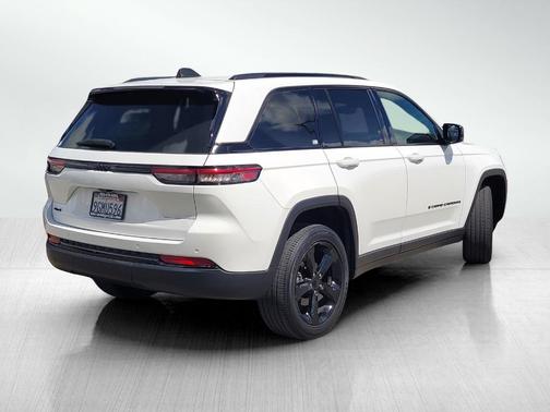 Bright White Clearcoat 2023 Jeep Grand Cherokee Altitude