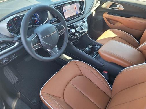 2025 Chrysler Pacifica Hybrid Pinnacle