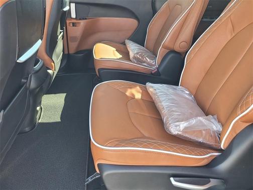 2025 Chrysler Pacifica Hybrid Pinnacle