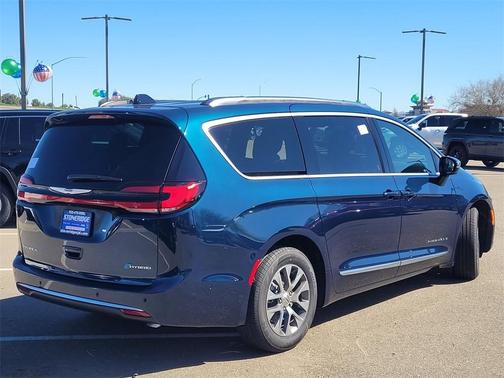 2025 Chrysler Pacifica Hybrid Pinnacle