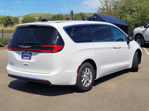 Bright White Clearcoat 2026 Chrysler Pacifica Select