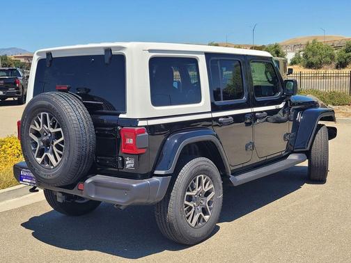Black Clearcoat 2026 Jeep Wrangler Sahara
