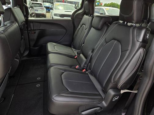 Diamond Black 2026 Chrysler Pacifica Select