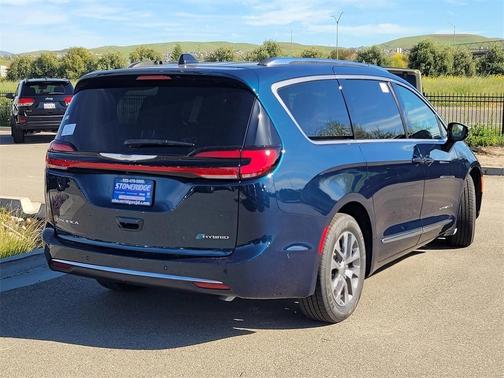 2025 Chrysler Pacifica Hybrid Pinnacle